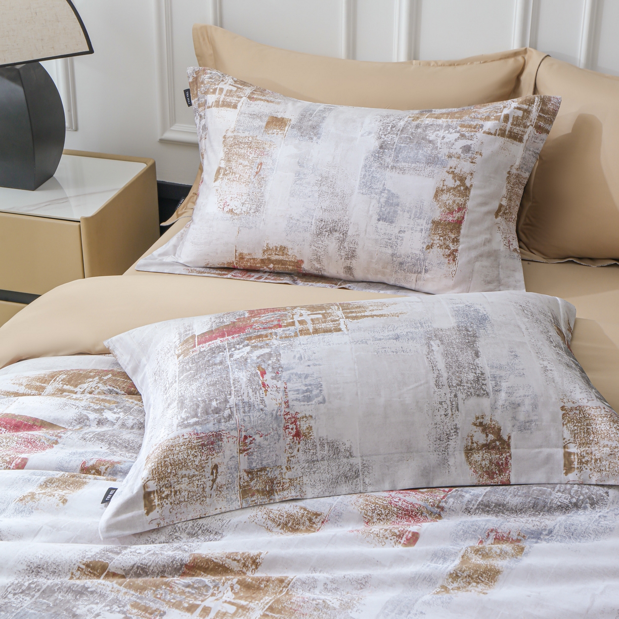 91家纺网 家纺一手货源 找家纺 洺兰家居 2025新款100支全棉新疆棉数码印花四件套长绒棉贴边床单床笠床上用品套件-专版（控价标准235加大255床笠245） 小城故事