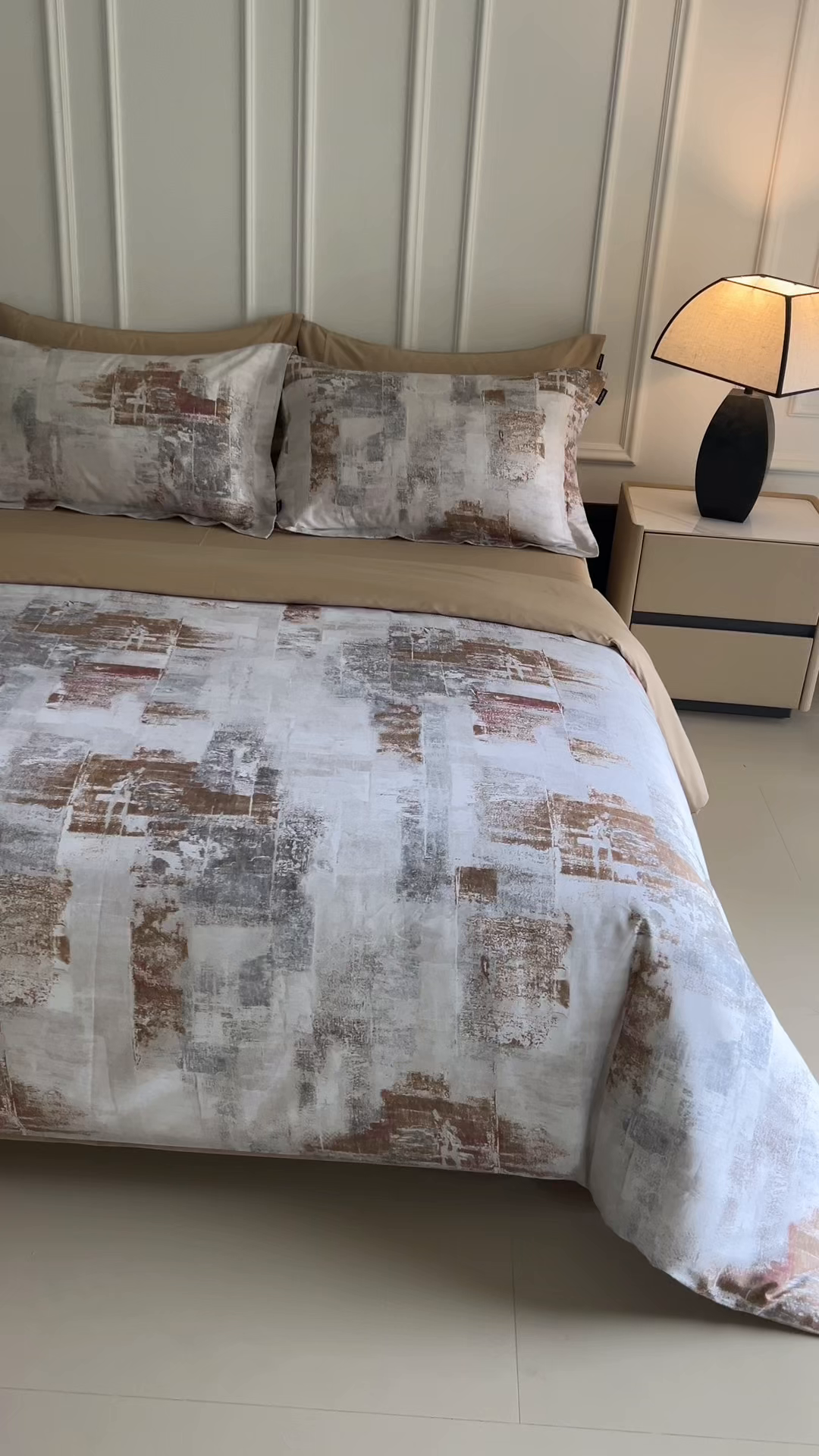 91家纺网 家纺一手货源 找家纺 洺兰家居 2025新款100支全棉新疆棉数码印花四件套长绒棉贴边床单床笠床上用品套件-专版（控价标准235加大255床笠245） 小城故事