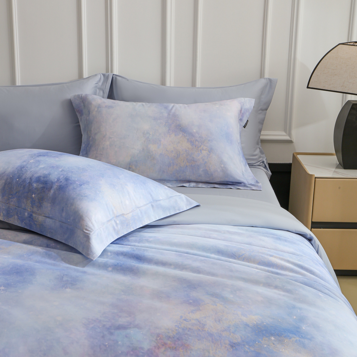 91家纺网 家纺一手货源 找家纺 洺兰家居 2025新款100支全棉新疆棉数码印花四件套长绒棉贴边床单床笠床上用品套件-专版（控价标准235加大255床笠245） 星辰大海