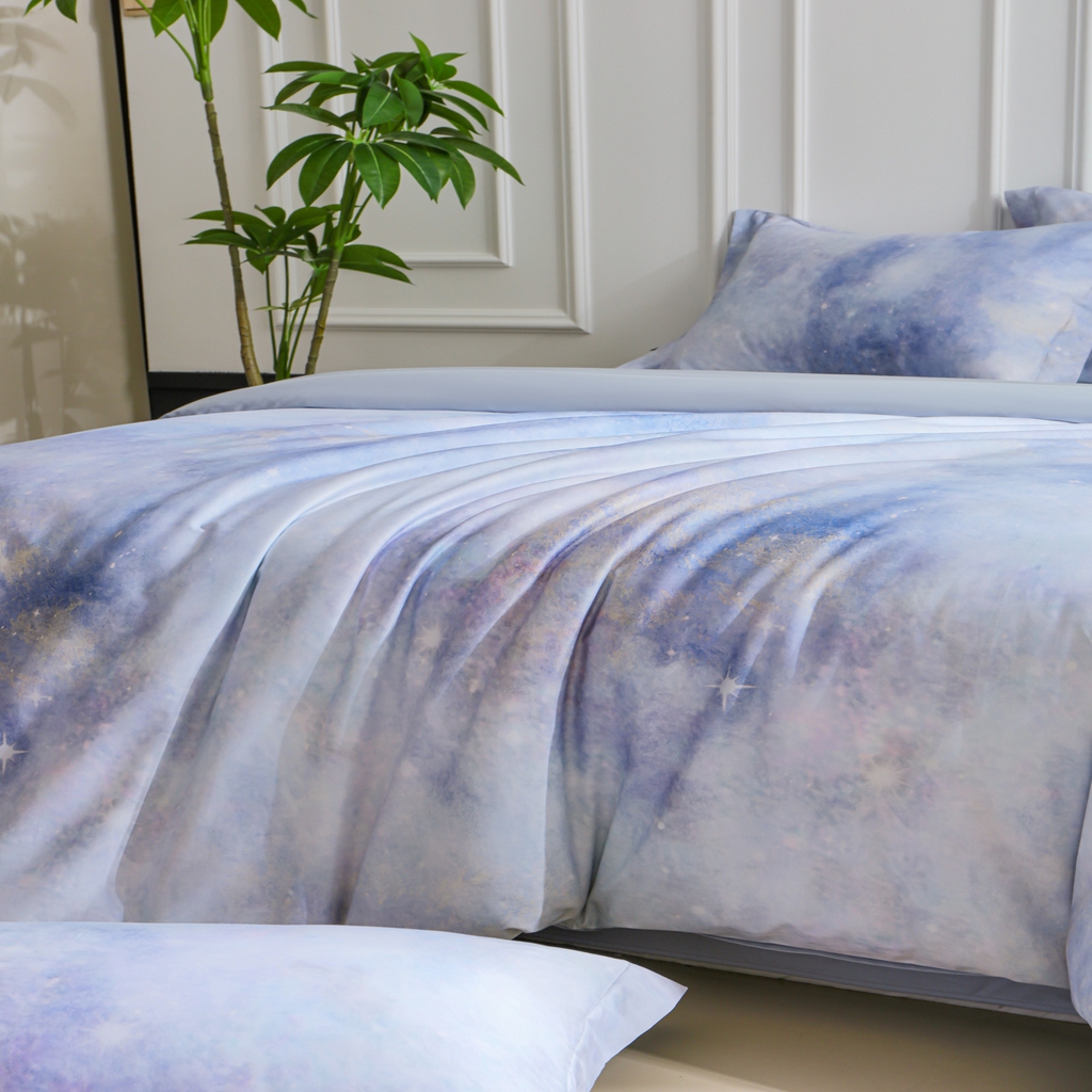 91家纺网 家纺一手货源 找家纺 洺兰家居 2025新款100支全棉新疆棉数码印花四件套长绒棉贴边床单床笠床上用品套件-专版（控价标准235加大255床笠245） 星辰大海