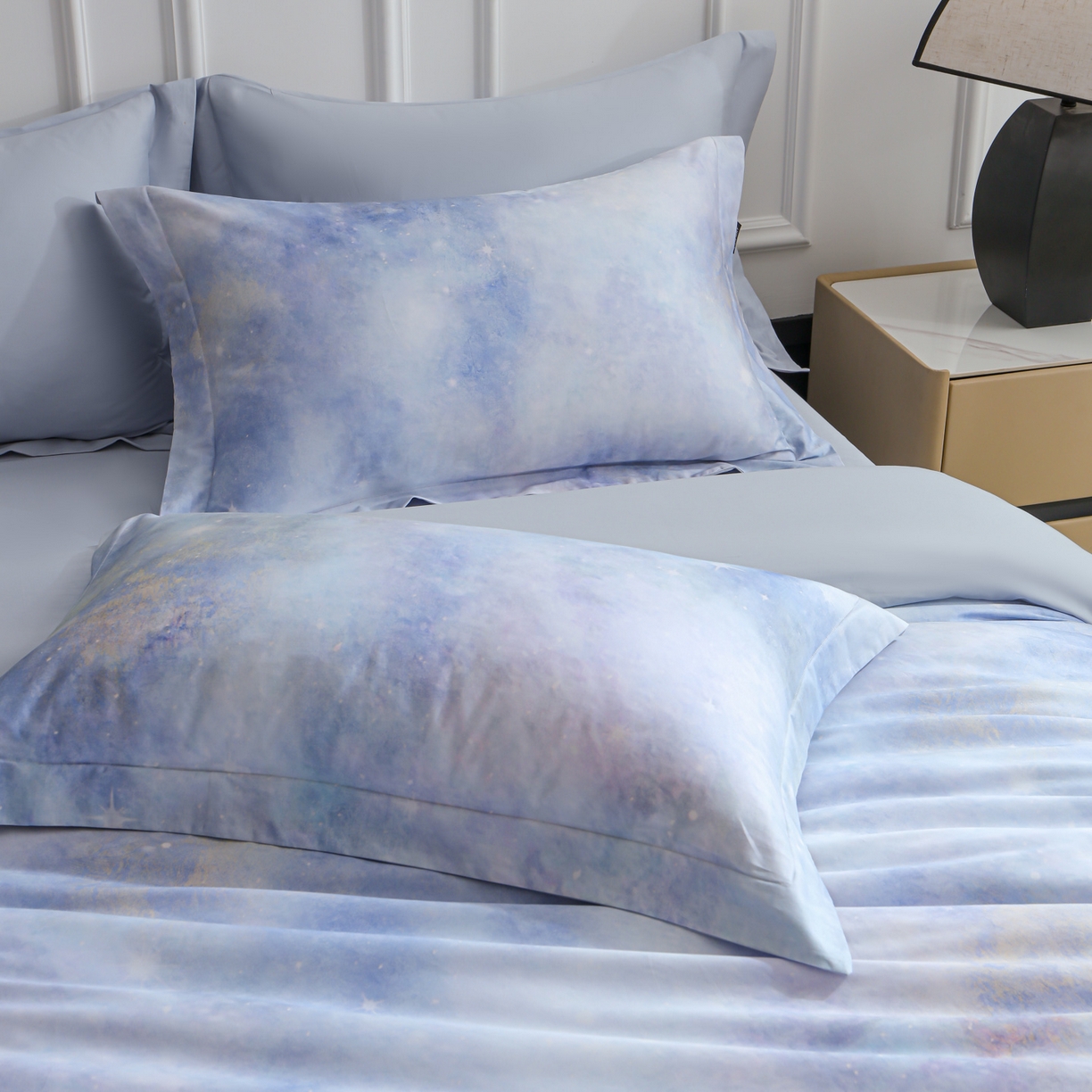 91家纺网 家纺一手货源 找家纺 洺兰家居 2025新款100支全棉新疆棉数码印花四件套长绒棉贴边床单床笠床上用品套件-专版（控价标准235加大255床笠245） 星辰大海