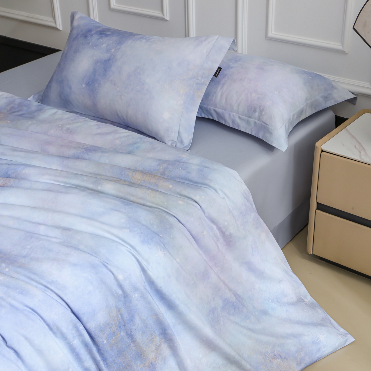 91家纺网 家纺一手货源 找家纺 洺兰家居 2025新款100支全棉新疆棉数码印花四件套长绒棉贴边床单床笠床上用品套件-专版（控价标准235加大255床笠245） 星辰大海