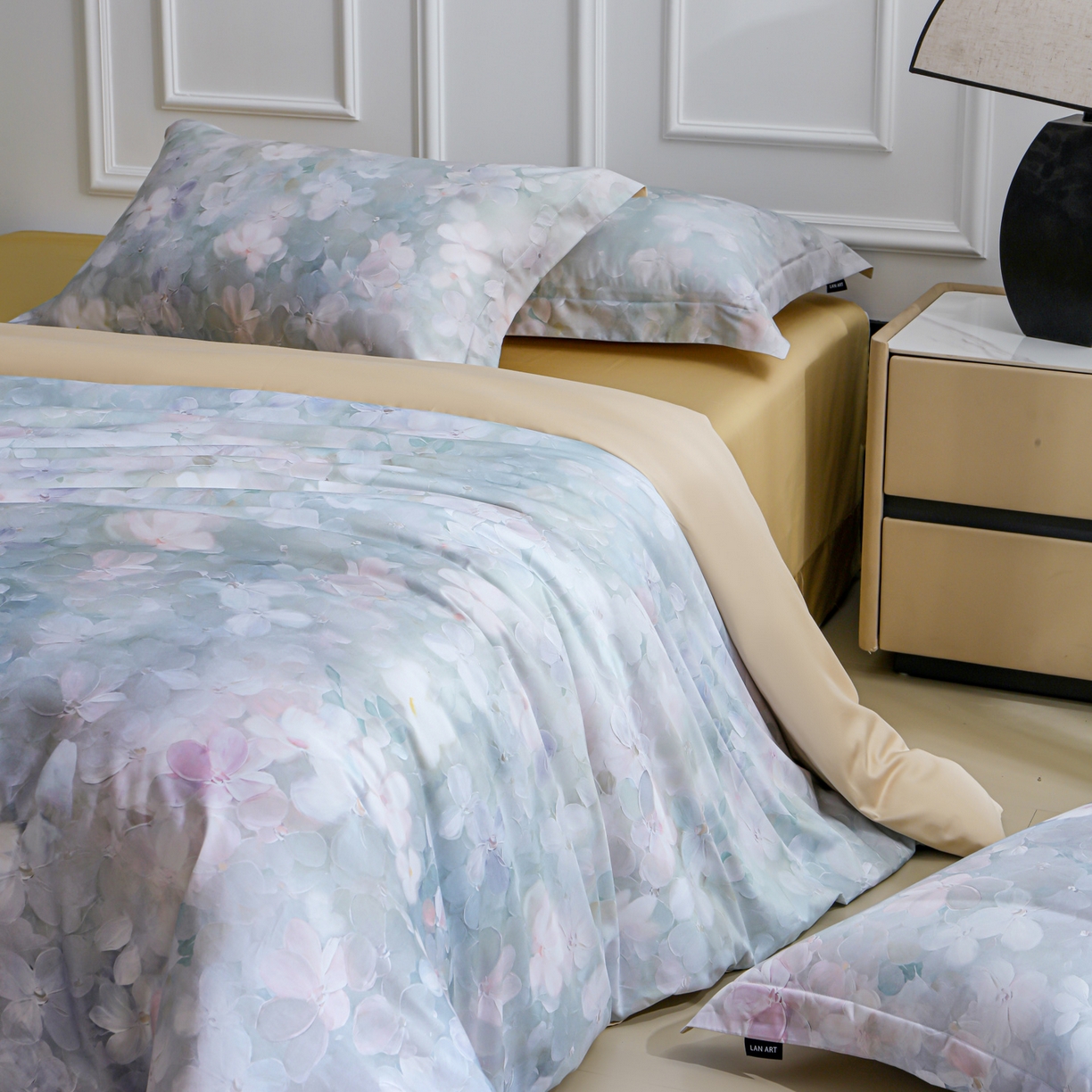 91家纺网 家纺一手货源 找家纺 洺兰家居 2025新款100支全棉新疆棉数码印花四件套长绒棉贴边床单床笠床上用品套件-专版（控价标准235加大255床笠245） 伊甸花园-绿