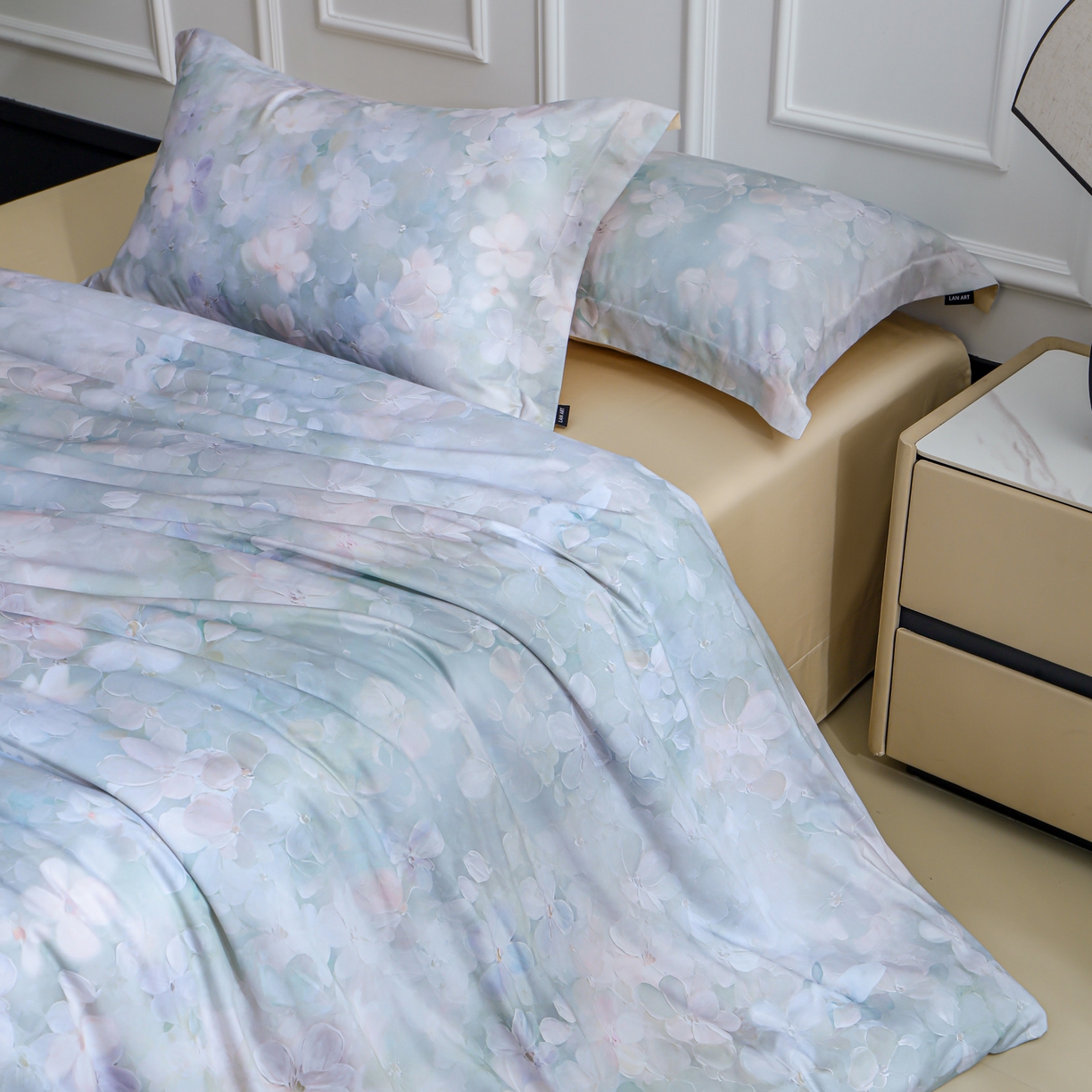 91家纺网 家纺一手货源 找家纺 洺兰家居 2025新款100支全棉新疆棉数码印花四件套长绒棉贴边床单床笠床上用品套件-专版（控价标准235加大255床笠245） 伊甸花园-绿