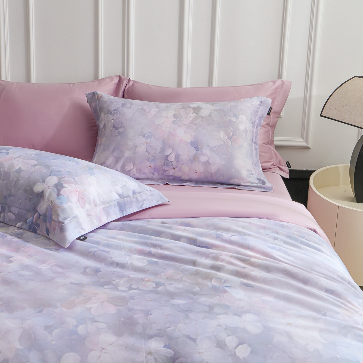 91家纺网 家纺一手货源 找家纺 洺兰家居 2025新款100支全棉新疆棉数码印花四件套长绒棉贴边床单床笠床上用品套件-专版（控价标准235加大255床笠245） 伊甸花园-紫