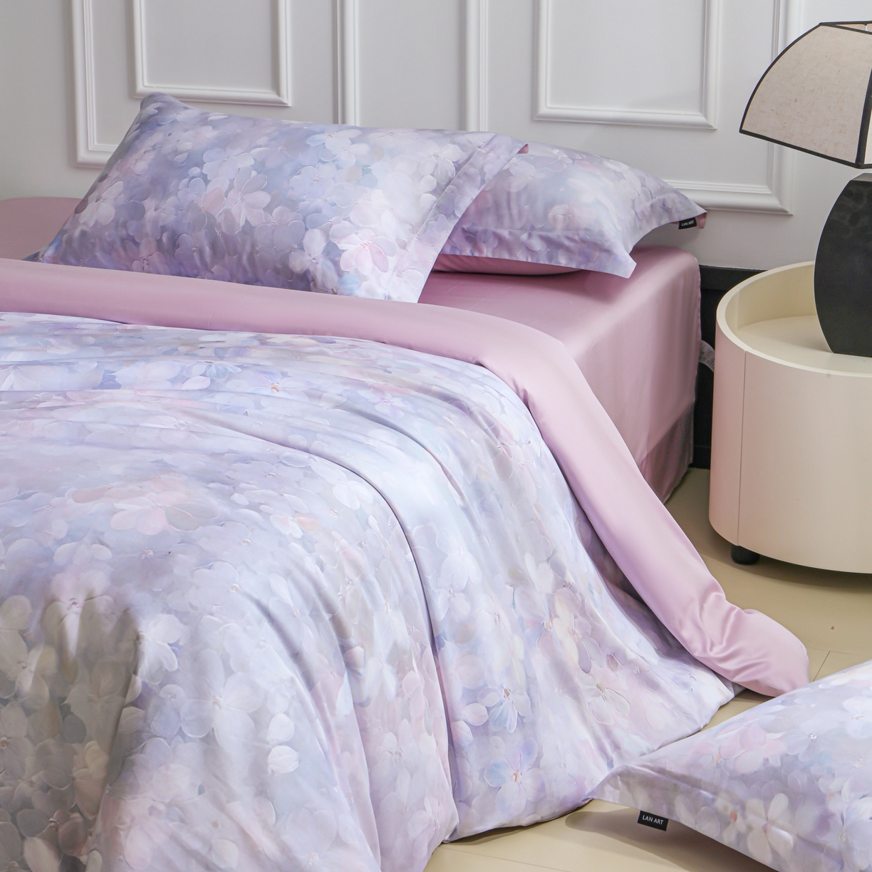 91家纺网 家纺一手货源 找家纺 洺兰家居 2025新款100支全棉新疆棉数码印花四件套长绒棉贴边床单床笠床上用品套件-专版（控价标准235加大255床笠245） 伊甸花园-紫