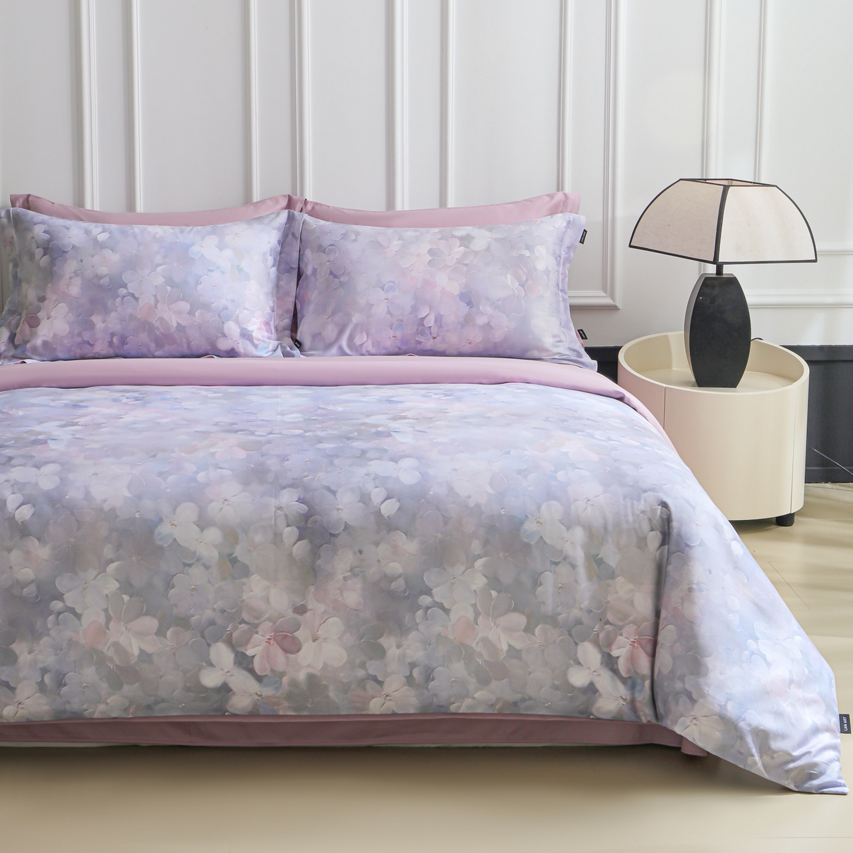 91家纺网 家纺一手货源 找家纺 洺兰家居 2025新款100支全棉新疆棉数码印花四件套长绒棉贴边床单床笠床上用品套件-专版（控价标准235加大255床笠245） 伊甸花园-紫