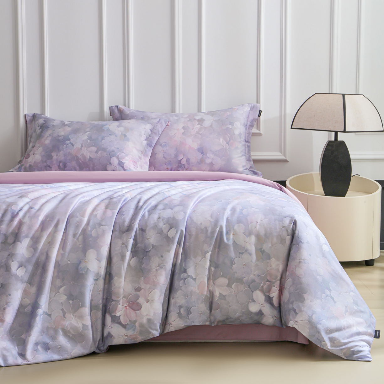 91家纺网 家纺一手货源 找家纺 洺兰家居 2025新款100支全棉新疆棉数码印花四件套长绒棉贴边床单床笠床上用品套件-专版（控价标准235加大255床笠245） 伊甸花园-紫