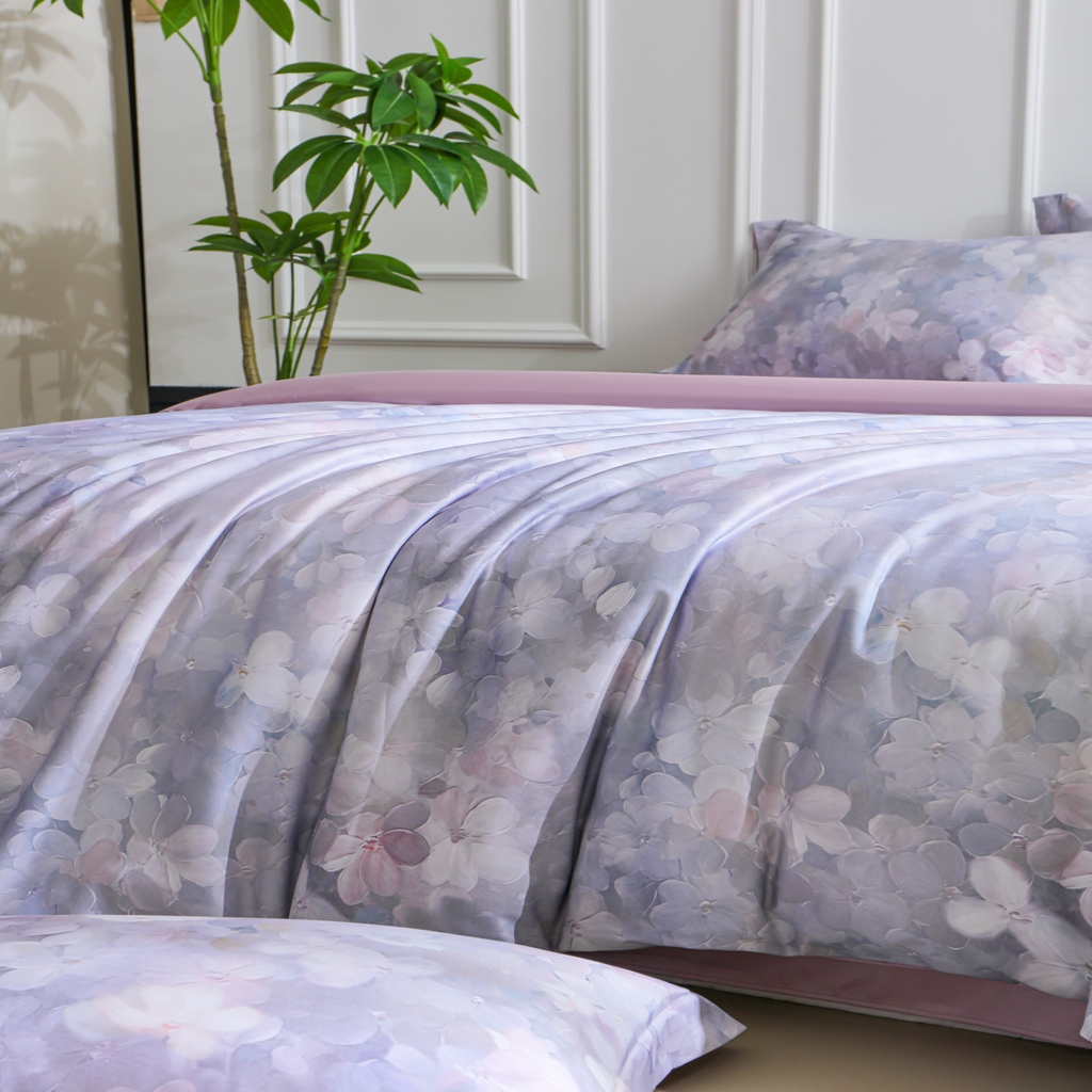 91家纺网 家纺一手货源 找家纺 洺兰家居 2025新款100支全棉新疆棉数码印花四件套长绒棉贴边床单床笠床上用品套件-专版（控价标准235加大255床笠245） 伊甸花园-紫