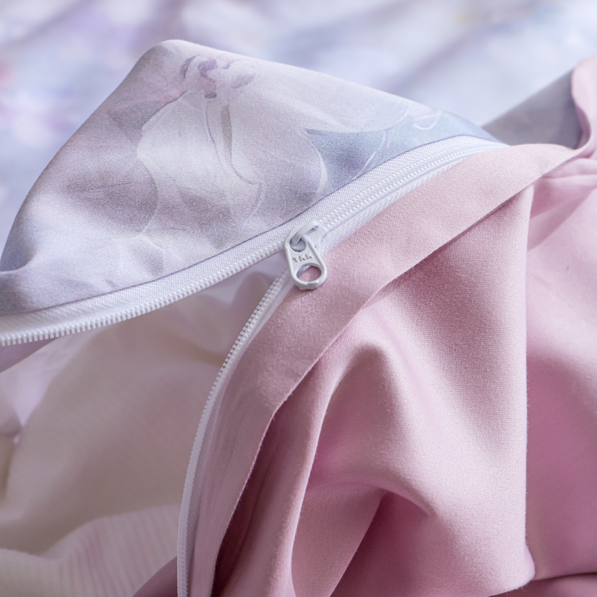 91家纺网 家纺一手货源 找家纺 洺兰家居 2025新款100支全棉新疆棉数码印花四件套长绒棉贴边床单床笠床上用品套件-专版（控价标准235加大255床笠245） 伊甸花园-紫