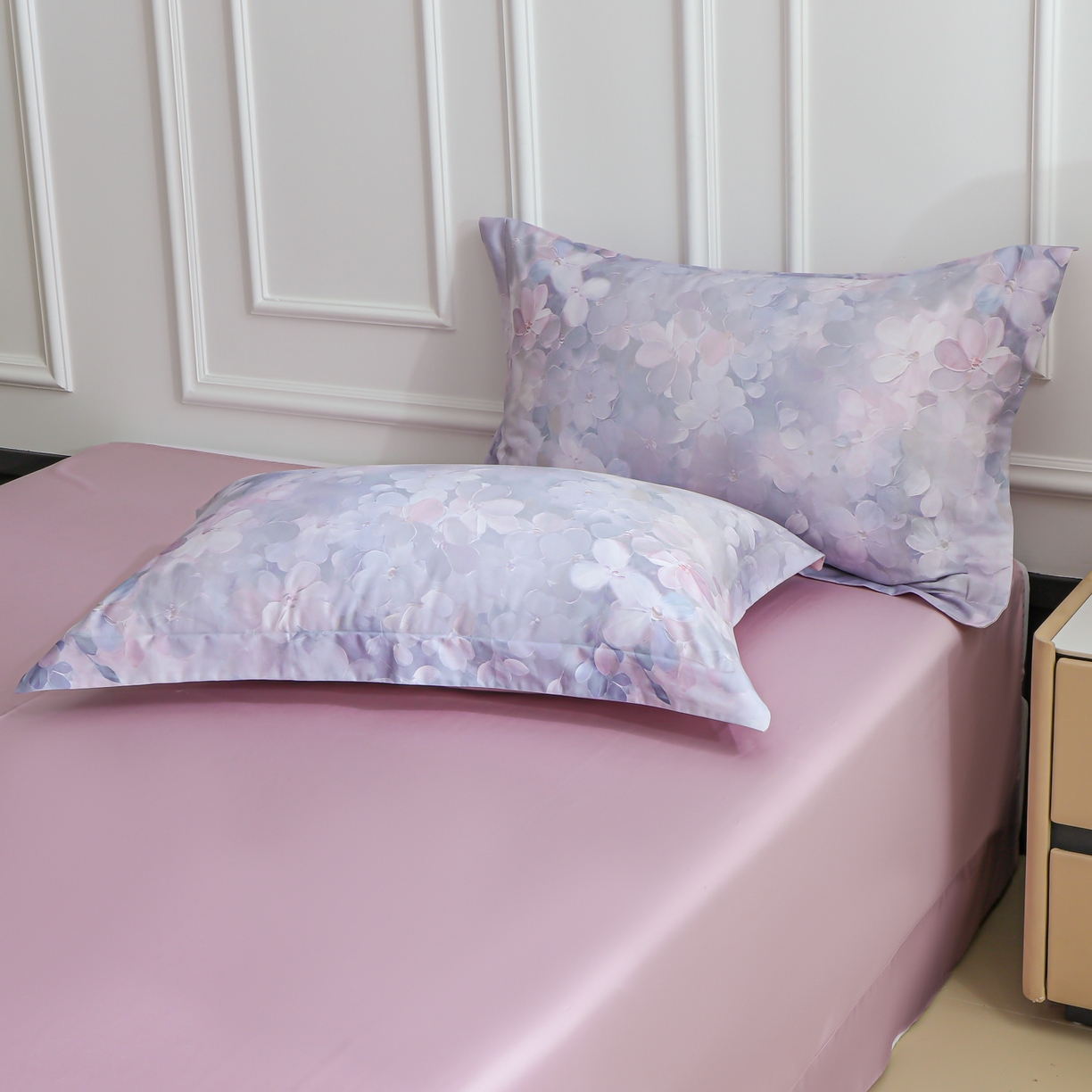 91家纺网 家纺一手货源 找家纺 洺兰家居 2025新款100支全棉新疆棉数码印花四件套长绒棉贴边床单床笠床上用品套件-专版（控价标准235加大255床笠245） 伊甸花园-紫