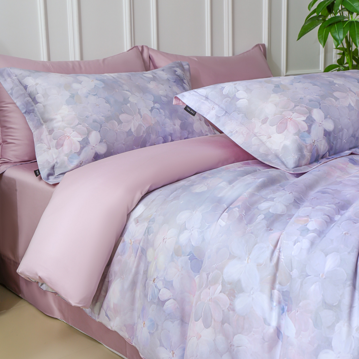 91家纺网 家纺一手货源 找家纺 洺兰家居 2025新款100支全棉新疆棉数码印花四件套长绒棉贴边床单床笠床上用品套件-专版（控价标准235加大255床笠245） 伊甸花园-紫