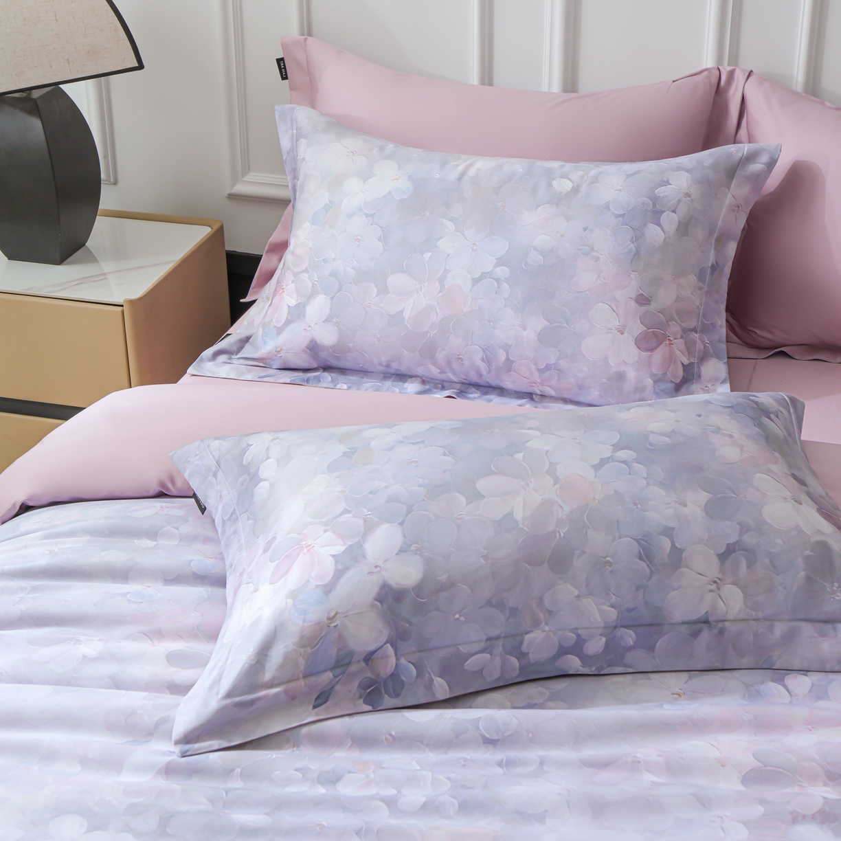 91家纺网 家纺一手货源 找家纺 洺兰家居 2025新款100支全棉新疆棉数码印花四件套长绒棉贴边床单床笠床上用品套件-专版（控价标准235加大255床笠245） 伊甸花园-紫