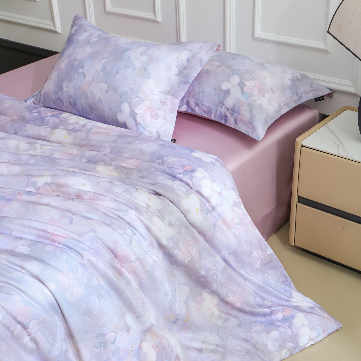 91家纺网 家纺一手货源 找家纺 洺兰家居 2025新款100支全棉新疆棉数码印花四件套长绒棉贴边床单床笠床上用品套件-专版（控价标准235加大255床笠245） 伊甸花园-紫