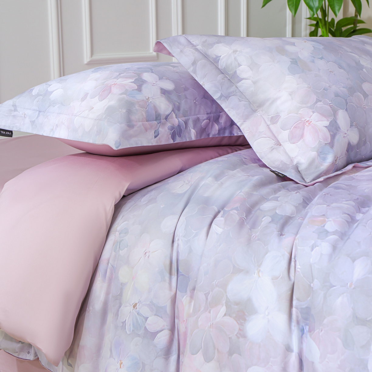 91家纺网 家纺一手货源 找家纺 洺兰家居 2025新款100支全棉新疆棉数码印花四件套长绒棉贴边床单床笠床上用品套件-专版（控价标准235加大255床笠245） 伊甸花园-紫
