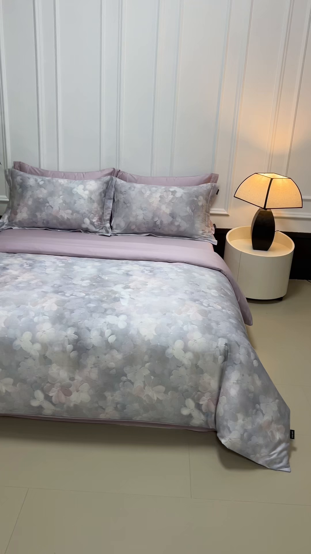 91家纺网 家纺一手货源 找家纺 洺兰家居 2025新款100支全棉新疆棉数码印花四件套长绒棉贴边床单床笠床上用品套件-专版（控价标准235加大255床笠245） 伊甸花园-紫