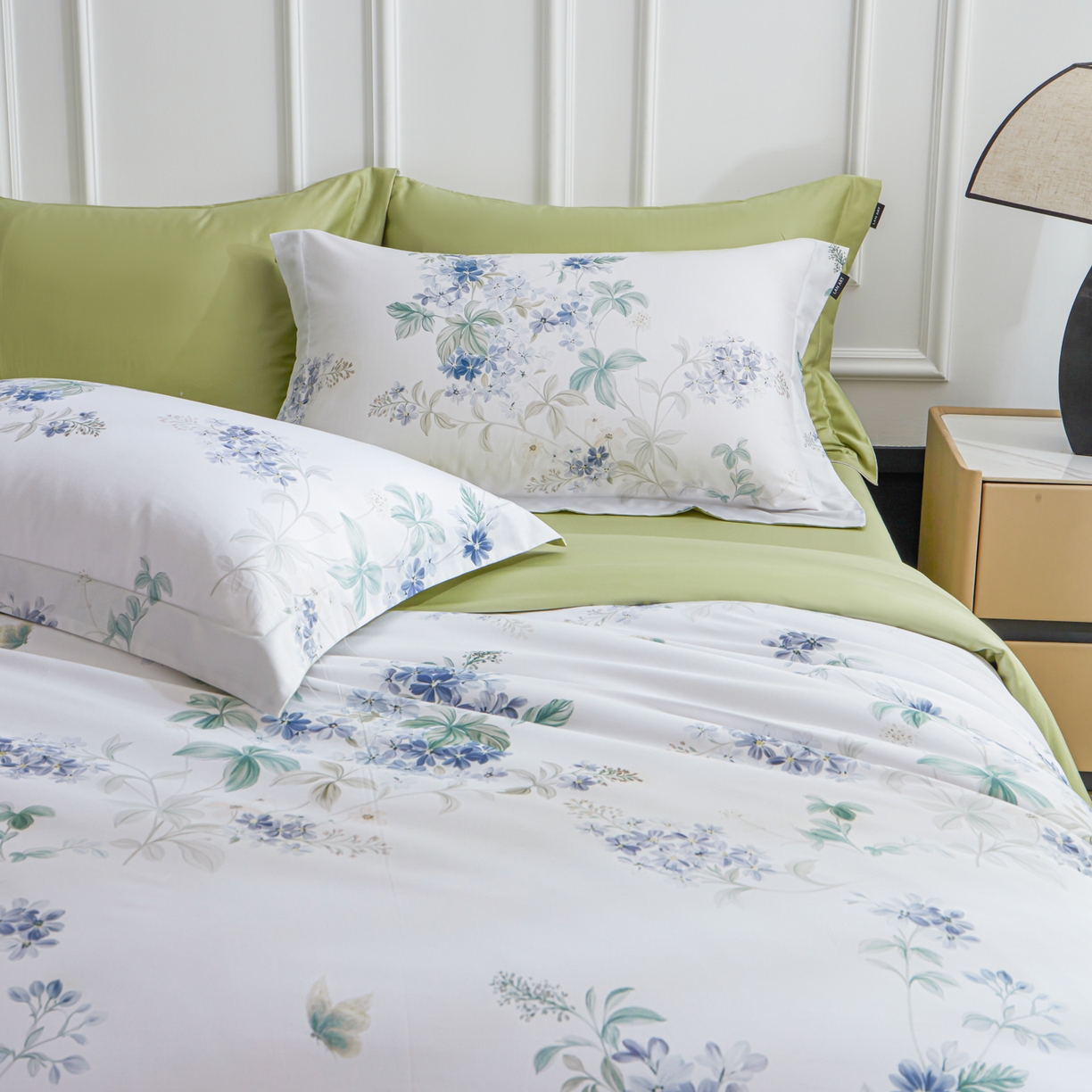 91家纺网 家纺一手货源 找家纺 洺兰家居 2025新款100支全棉新疆棉数码印花四件套长绒棉贴边床单床笠床上用品套件-专版（控价标准235加大255床笠245） 悦下花影-绿