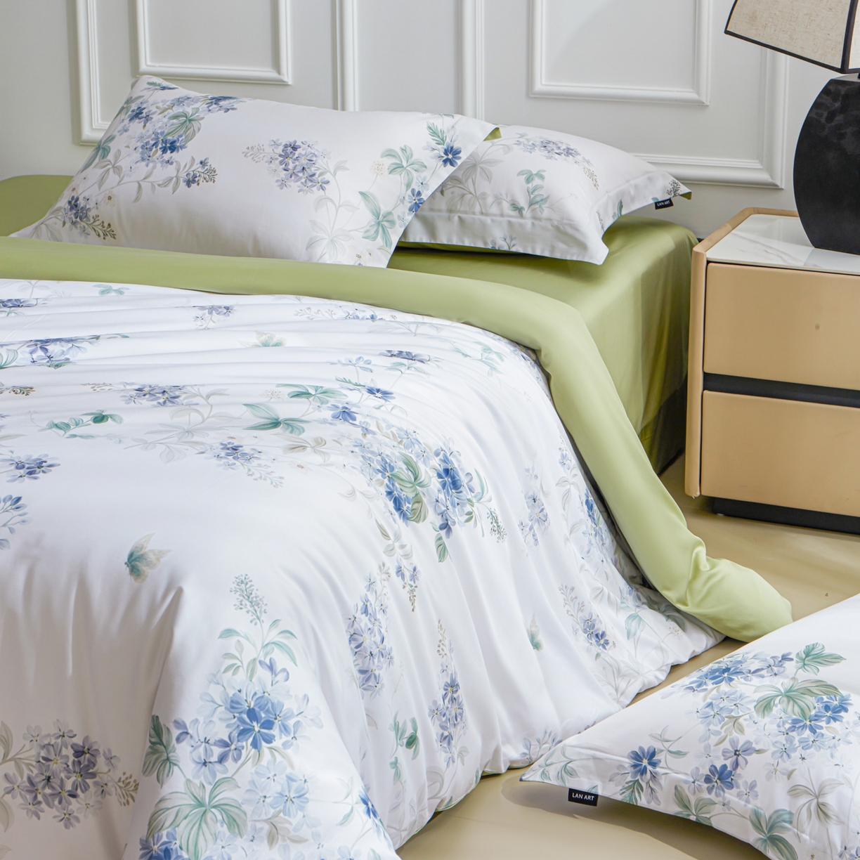 91家纺网 家纺一手货源 找家纺 洺兰家居 2025新款100支全棉新疆棉数码印花四件套长绒棉贴边床单床笠床上用品套件-专版（控价标准235加大255床笠245） 悦下花影-绿