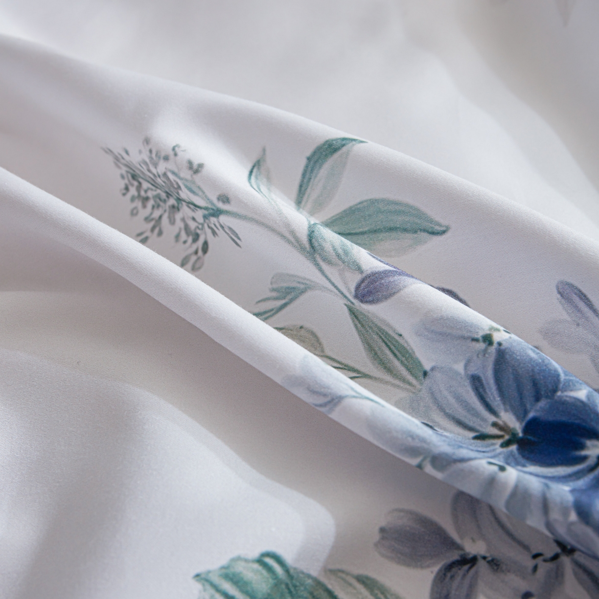 91家纺网 家纺一手货源 找家纺 洺兰家居 2025新款100支全棉新疆棉数码印花四件套长绒棉贴边床单床笠床上用品套件-专版（控价标准235加大255床笠245） 悦下花影-绿