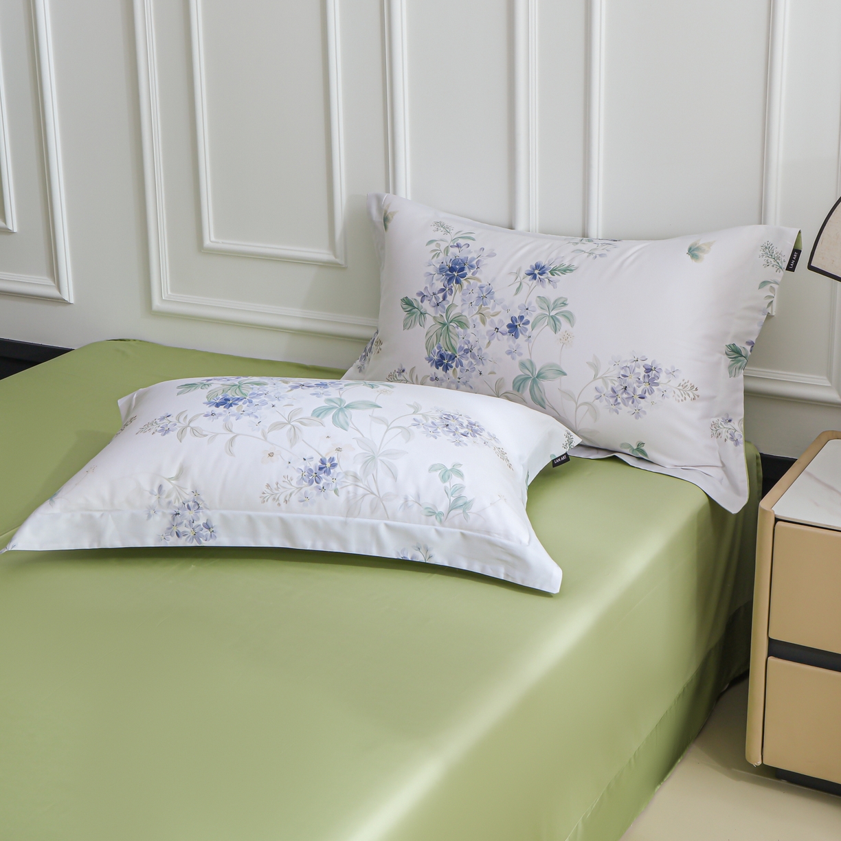 91家纺网 家纺一手货源 找家纺 洺兰家居 2025新款100支全棉新疆棉数码印花四件套长绒棉贴边床单床笠床上用品套件-专版（控价标准235加大255床笠245） 悦下花影-绿