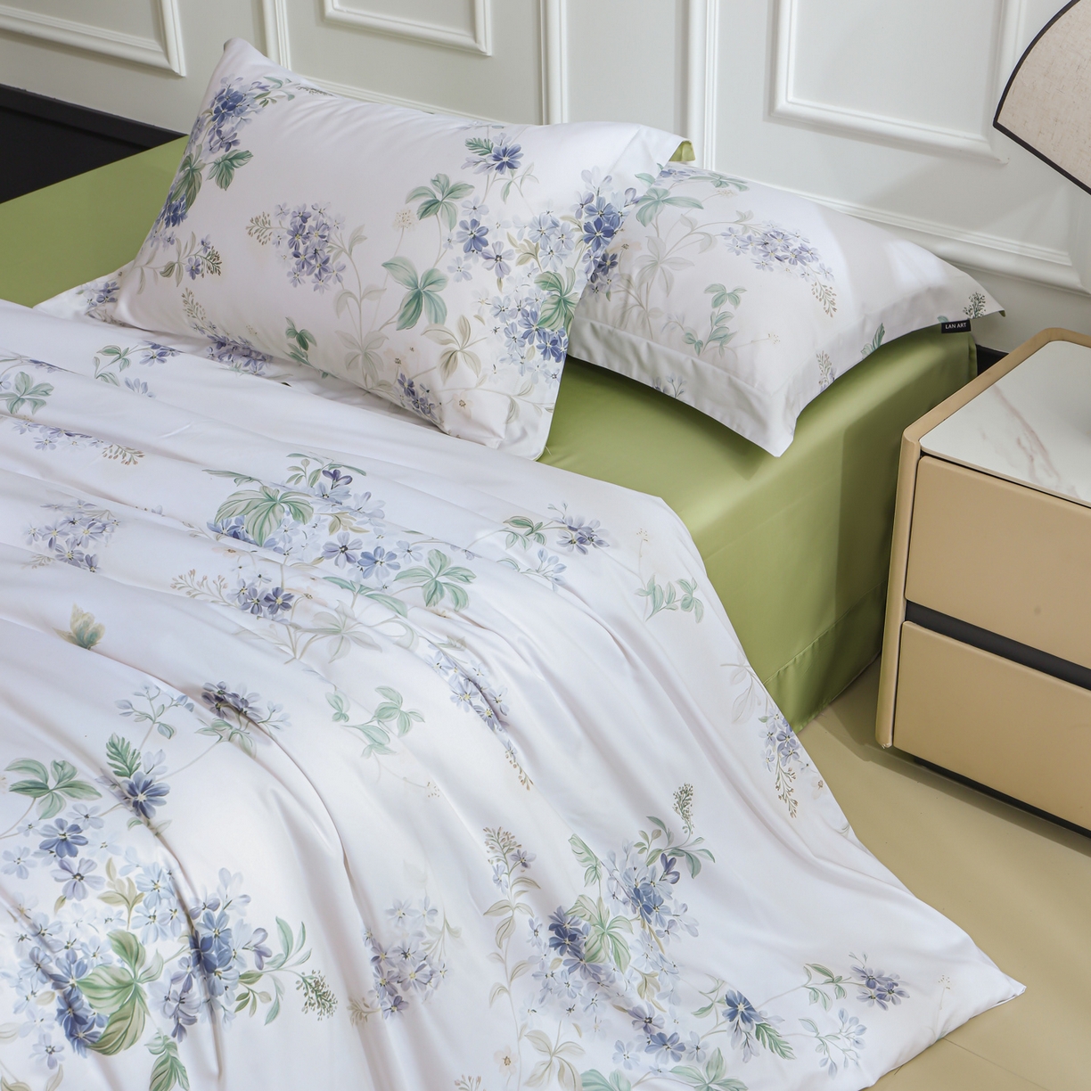91家纺网 家纺一手货源 找家纺 洺兰家居 2025新款100支全棉新疆棉数码印花四件套长绒棉贴边床单床笠床上用品套件-专版（控价标准235加大255床笠245） 悦下花影-绿