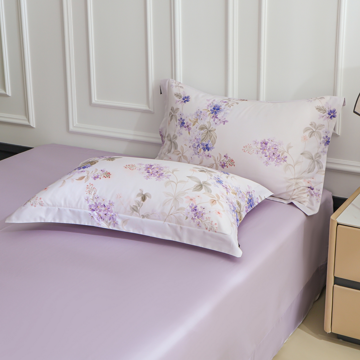 91家纺网 家纺一手货源 找家纺 洺兰家居 2025新款100支全棉新疆棉数码印花四件套长绒棉贴边床单床笠床上用品套件-专版（控价标准235加大255床笠245） 悦下花影-紫