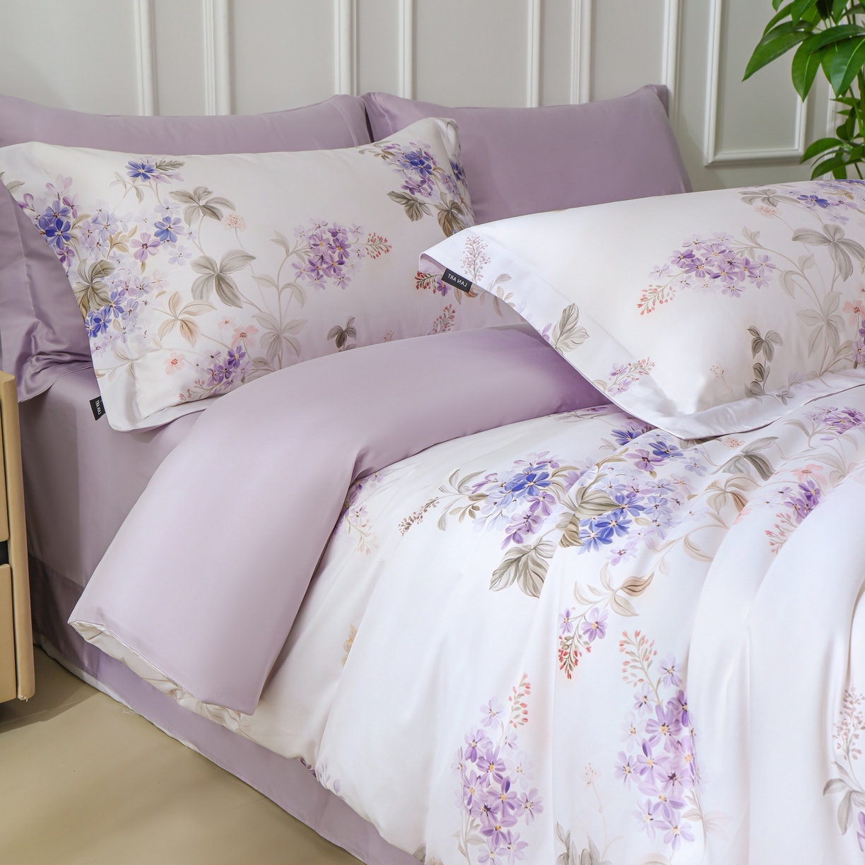 91家纺网 家纺一手货源 找家纺 洺兰家居 2025新款100支全棉新疆棉数码印花四件套长绒棉贴边床单床笠床上用品套件-专版（控价标准235加大255床笠245） 悦下花影-紫