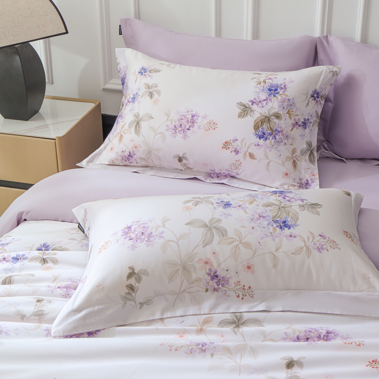 91家纺网 家纺一手货源 找家纺 洺兰家居 2025新款100支全棉新疆棉数码印花四件套长绒棉贴边床单床笠床上用品套件-专版（控价标准235加大255床笠245） 悦下花影-紫