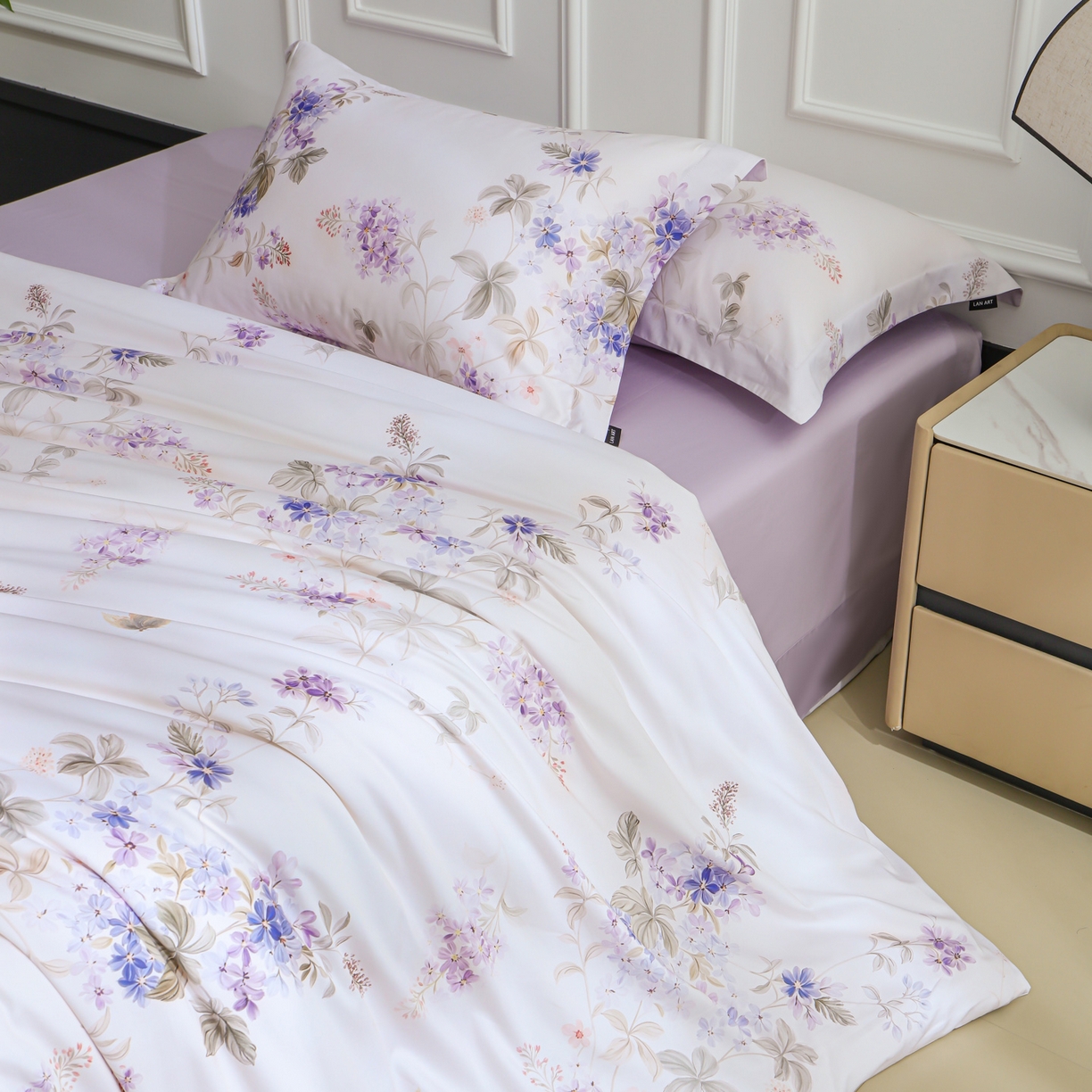 91家纺网 家纺一手货源 找家纺 洺兰家居 2025新款100支全棉新疆棉数码印花四件套长绒棉贴边床单床笠床上用品套件-专版（控价标准235加大255床笠245） 悦下花影-紫