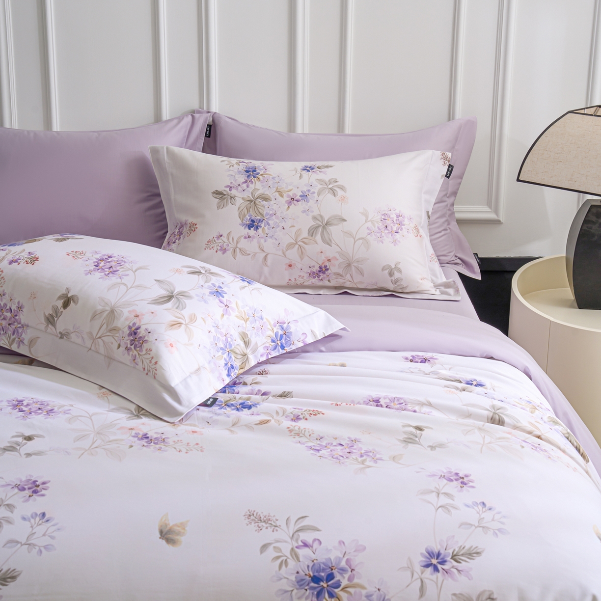 91家纺网 家纺一手货源 找家纺 洺兰家居 2025新款100支全棉新疆棉数码印花四件套长绒棉贴边床单床笠床上用品套件-专版（控价标准235加大255床笠245） 悦下花影-紫