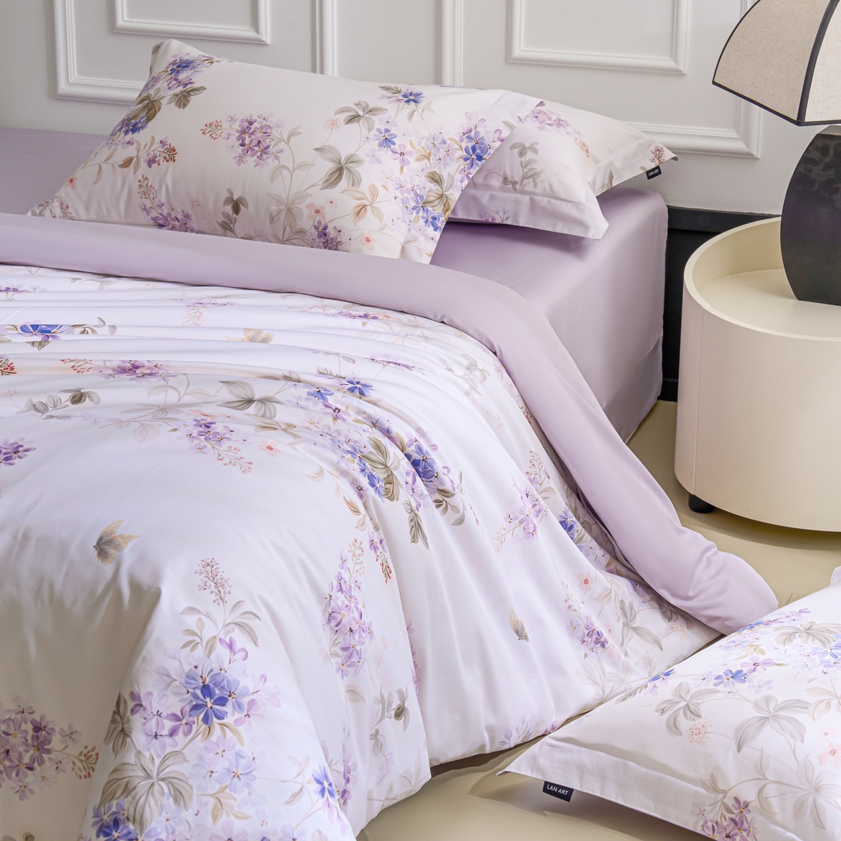 91家纺网 家纺一手货源 找家纺 洺兰家居 2025新款100支全棉新疆棉数码印花四件套长绒棉贴边床单床笠床上用品套件-专版（控价标准235加大255床笠245） 悦下花影-紫