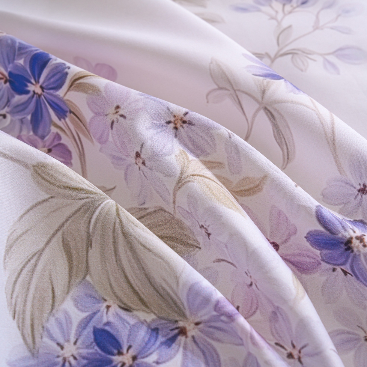 91家纺网 家纺一手货源 找家纺 洺兰家居 2025新款100支全棉新疆棉数码印花四件套长绒棉贴边床单床笠床上用品套件-专版（控价标准235加大255床笠245） 悦下花影-紫