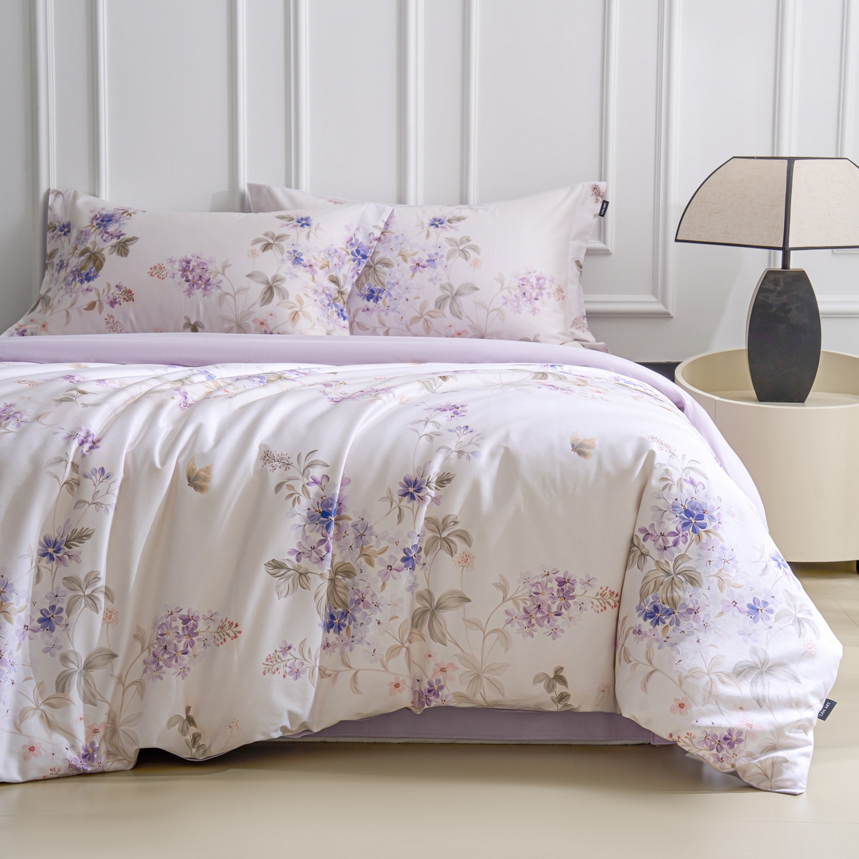 91家纺网 家纺一手货源 找家纺 洺兰家居 2025新款100支全棉新疆棉数码印花四件套长绒棉贴边床单床笠床上用品套件-专版（控价标准235加大255床笠245） 悦下花影-紫