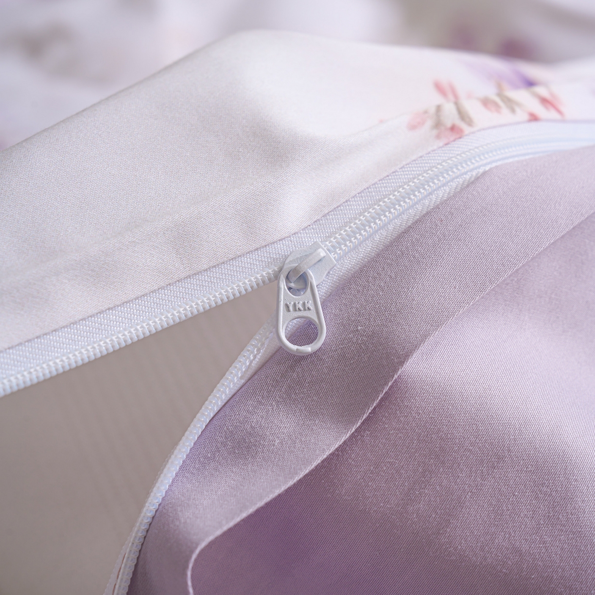 91家纺网 家纺一手货源 找家纺 洺兰家居 2025新款100支全棉新疆棉数码印花四件套长绒棉贴边床单床笠床上用品套件-专版（控价标准235加大255床笠245） 悦下花影-紫