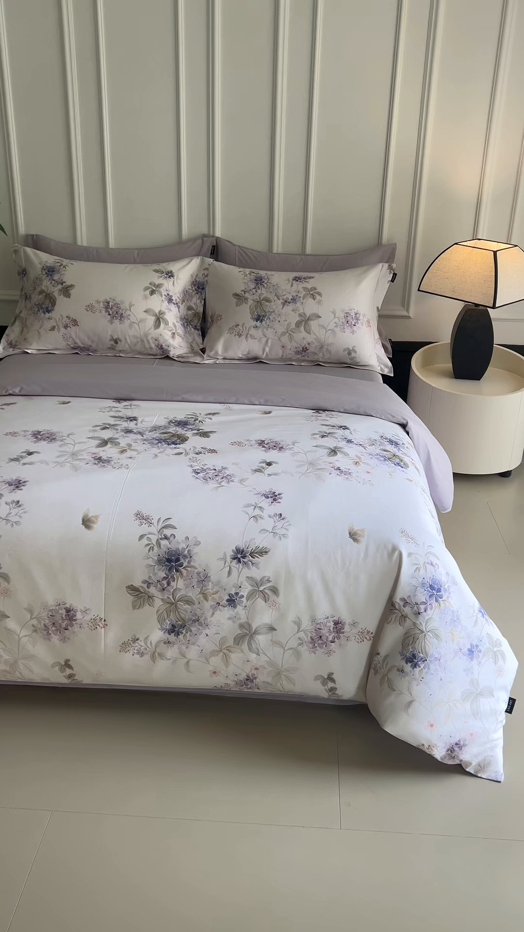 91家纺网 家纺一手货源 找家纺 洺兰家居 2025新款100支全棉新疆棉数码印花四件套长绒棉贴边床单床笠床上用品套件-专版（控价标准235加大255床笠245） 悦下花影-紫