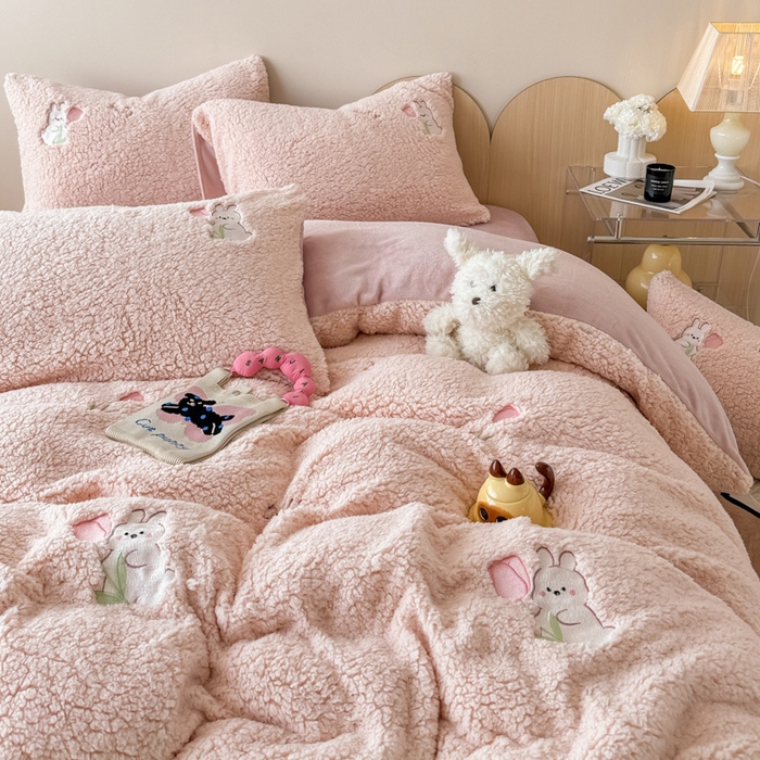 91家纺网 家纺一手货源 找家纺 懒猫家纺 2025新款羊羔绒刺绣四件套 花小兔