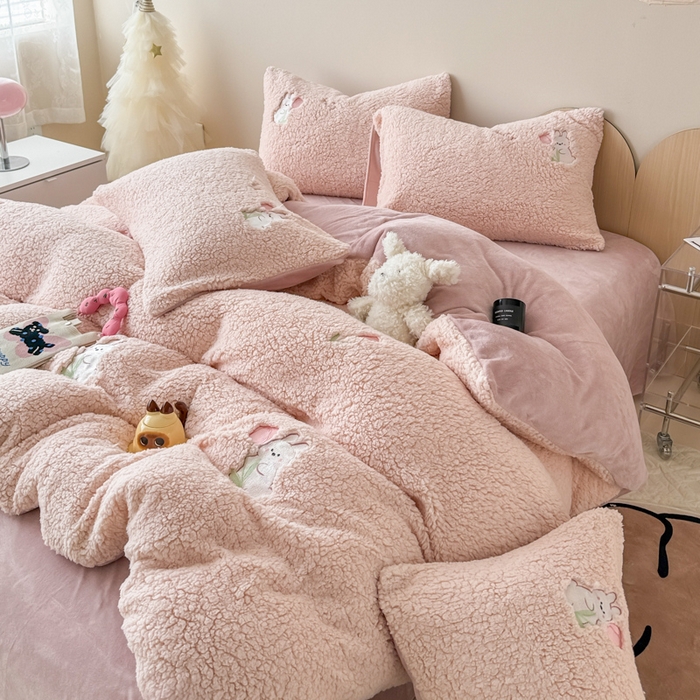 91家纺网 家纺一手货源 找家纺 懒猫家纺 2025新款羊羔绒刺绣四件套 花小兔