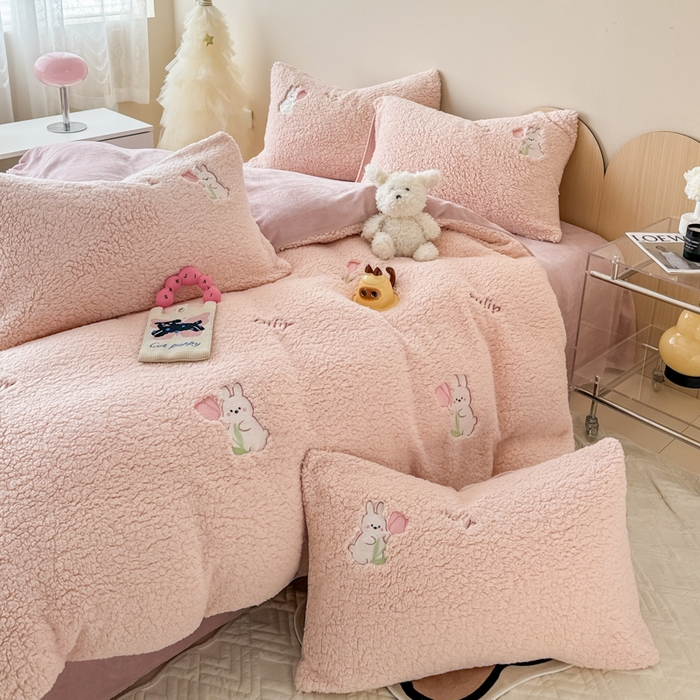 91家纺网 家纺一手货源 找家纺 懒猫家纺 2025新款羊羔绒刺绣四件套 花小兔