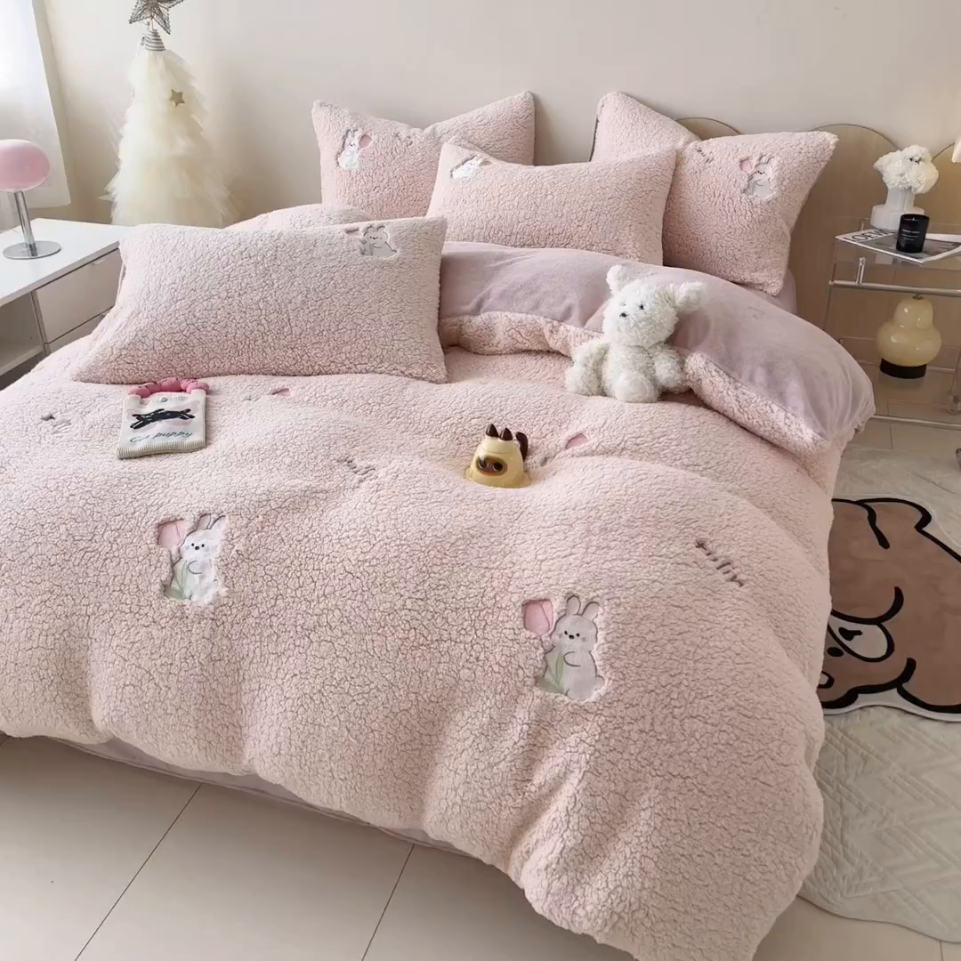 91家纺网 家纺一手货源 找家纺 懒猫家纺 2025新款羊羔绒刺绣四件套 花小兔