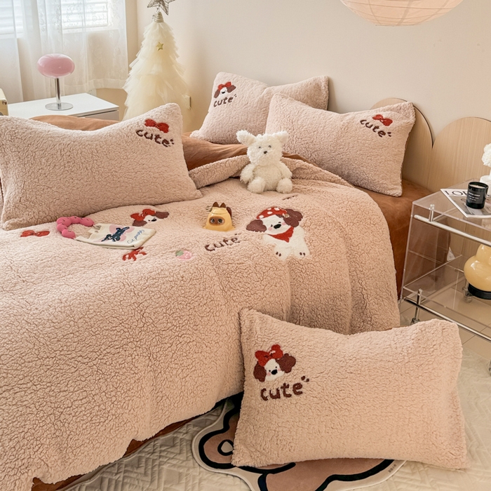 91家纺网 家纺一手货源 找家纺 懒猫家纺 2025新款羊羔绒刺绣四件套 麦乐狗