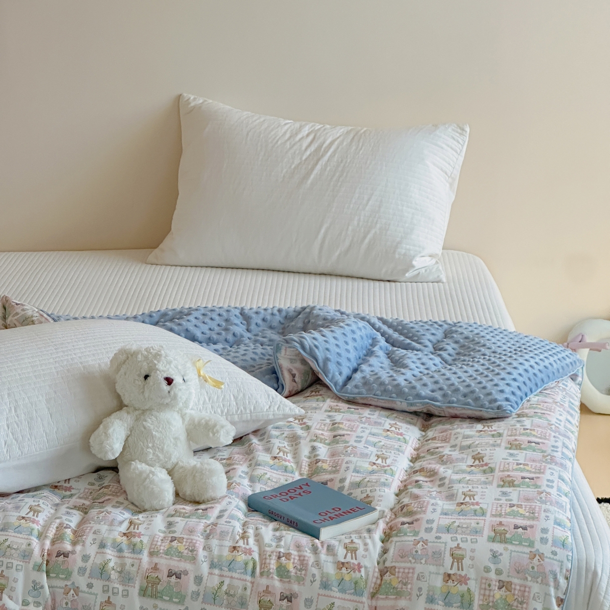 91家纺网 家纺一手货源 找家纺 月夏 2025新款全棉数码印花高克重豆豆被 猫猫小画家