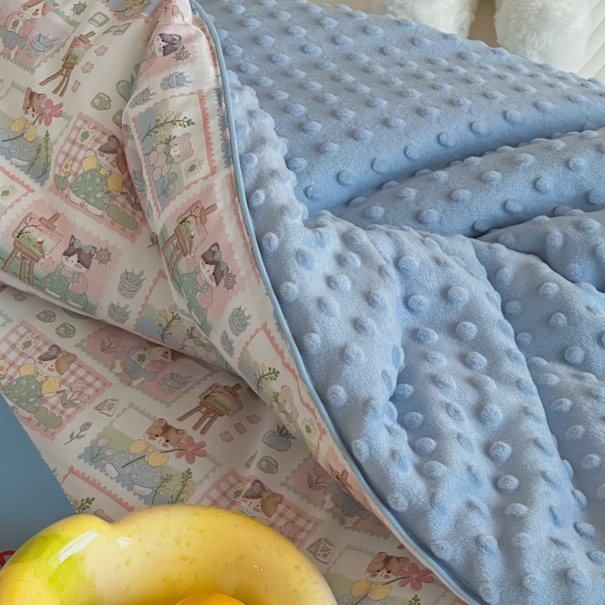 91家纺网 家纺一手货源 找家纺 月夏 2025新款全棉数码印花高克重豆豆被 猫猫小画家