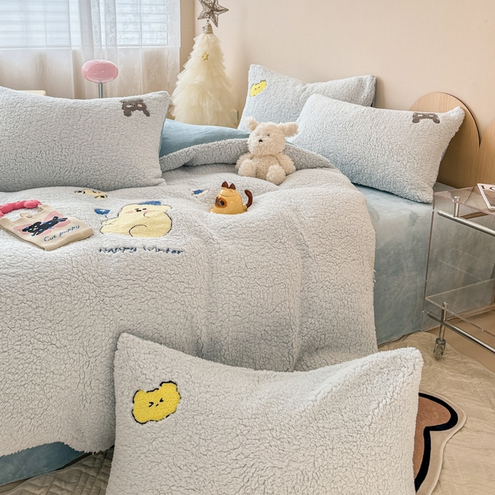 91家纺网 家纺一手货源 找家纺 懒猫家纺 2025新款羊羔绒刺绣四件套 暖心熊