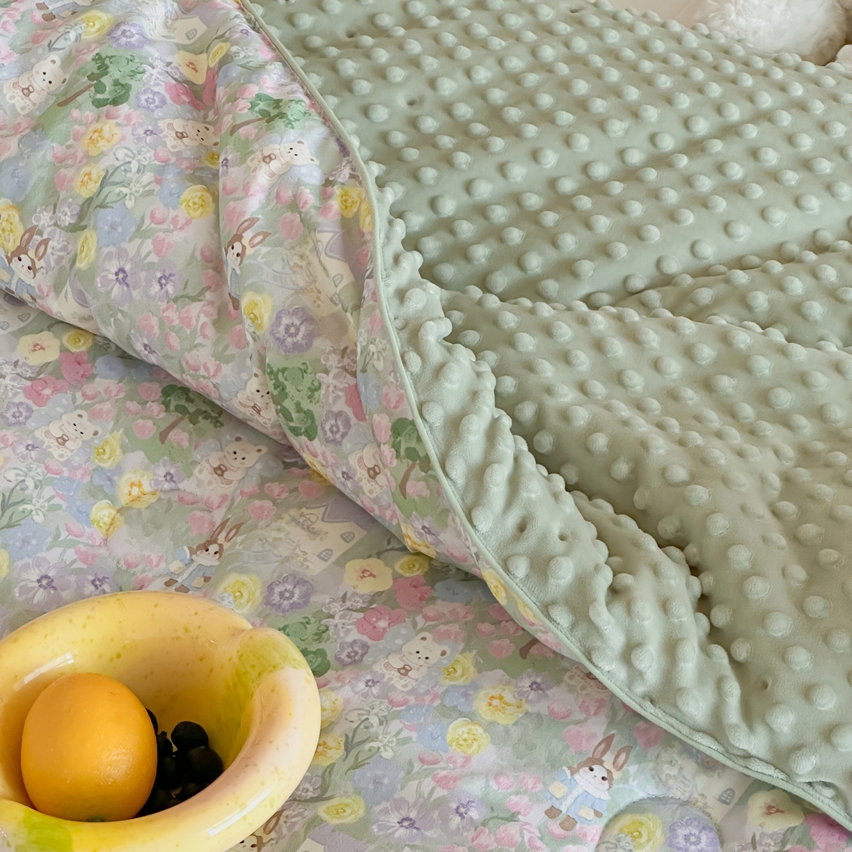 91家纺网 家纺一手货源 找家纺 月夏 2025新款全棉数码印花高克重豆豆被 油画小兔