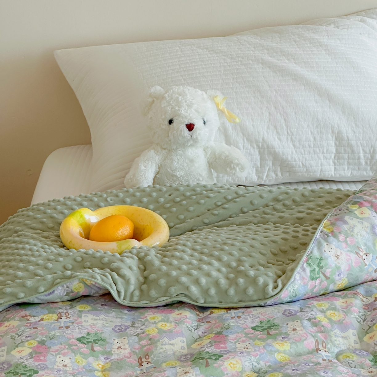 91家纺网 家纺一手货源 找家纺 月夏 2025新款全棉数码印花高克重豆豆被 油画小兔