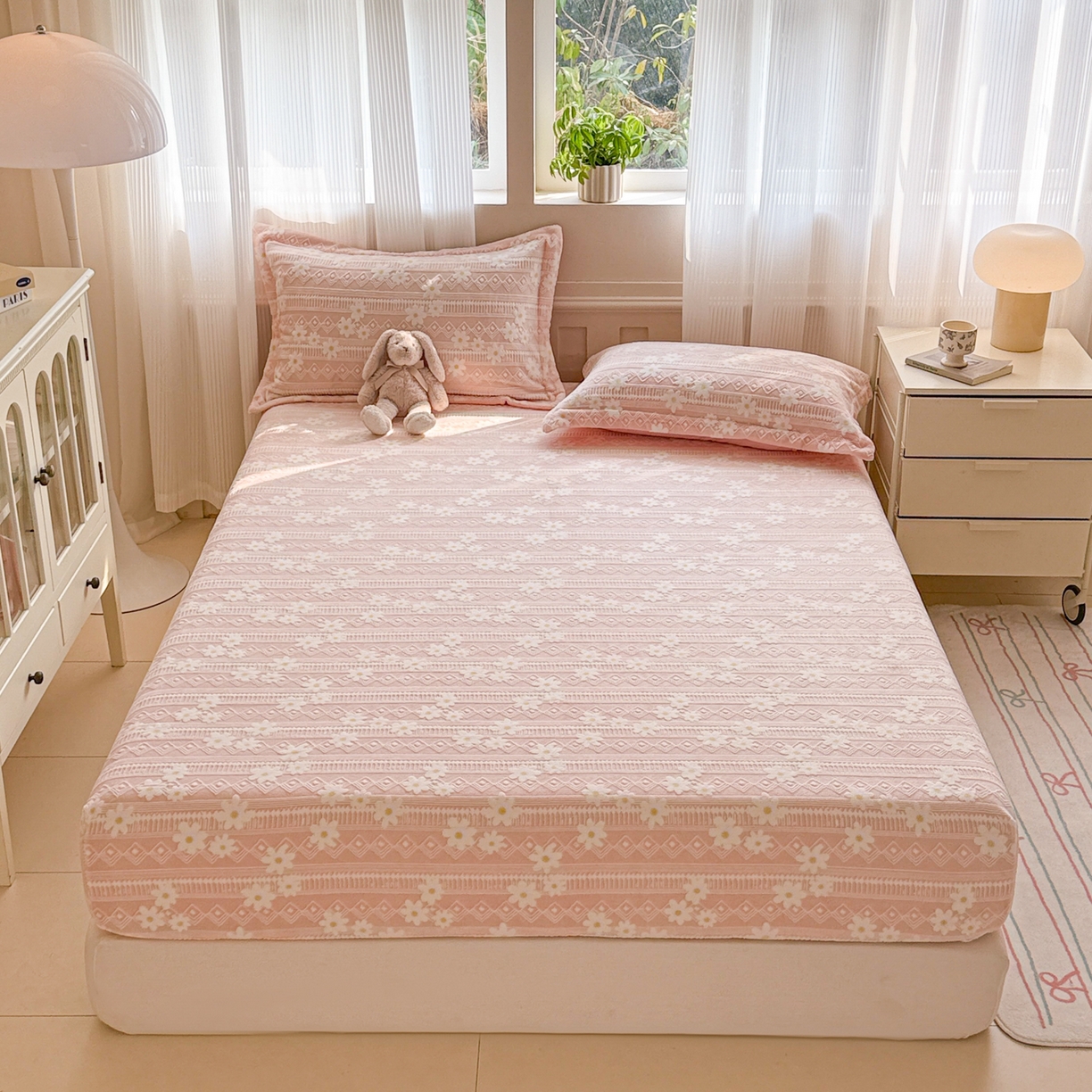 91家纺网 家纺一手货源 找家纺 （总）娜娜 2025新款雕花牛奶绒烂花小翠菊单床笠系列