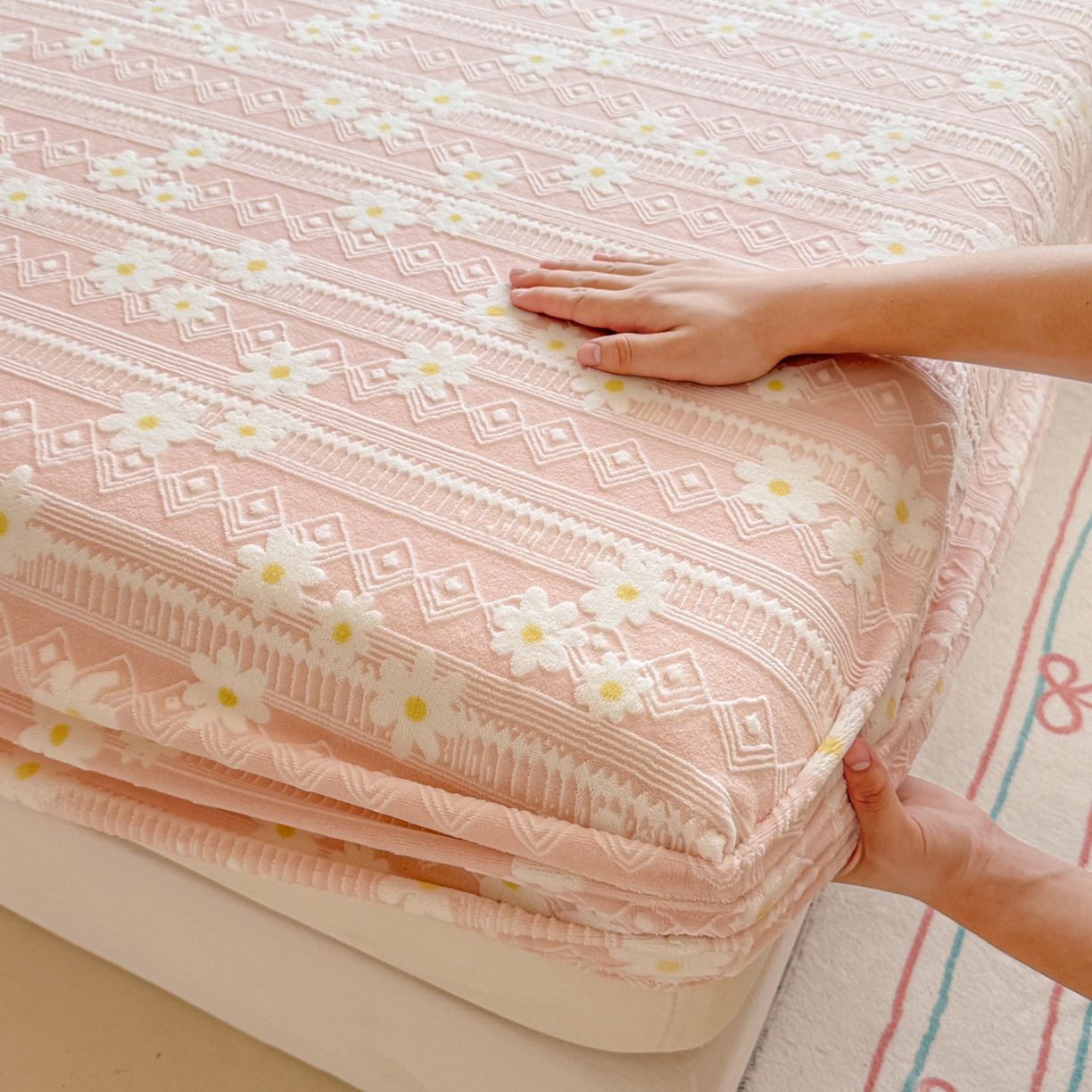 91家纺网 家纺一手货源 找家纺 （总）娜娜 2025新款雕花牛奶绒烂花小翠菊单床笠系列