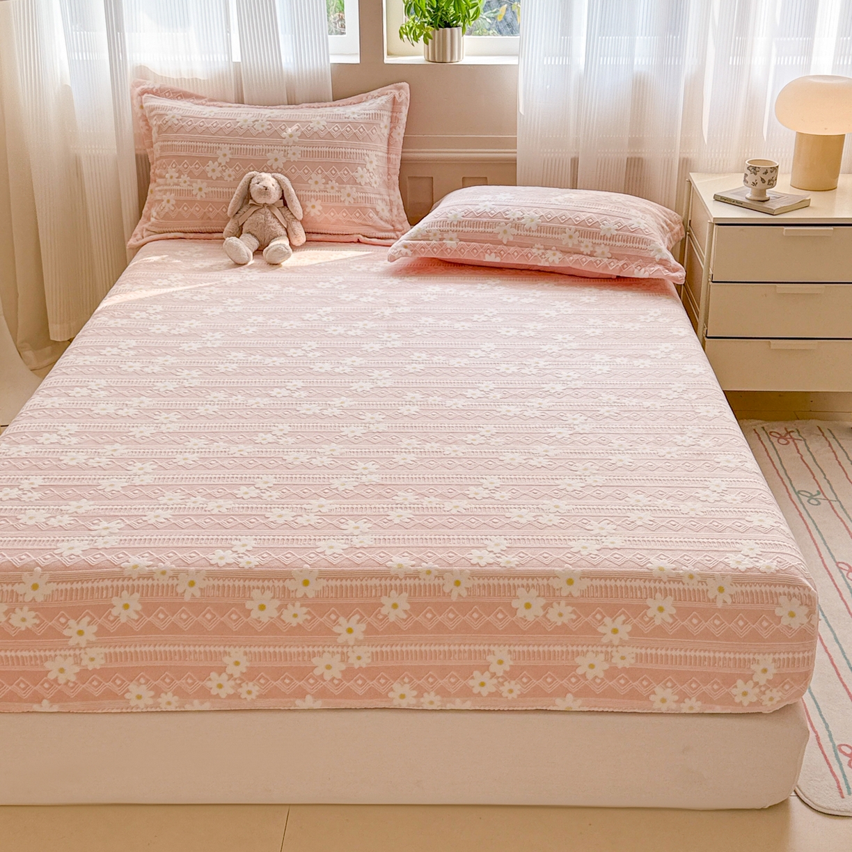 91家纺网 家纺一手货源 找家纺 （总）娜娜 2025新款雕花牛奶绒烂花小翠菊单床笠系列