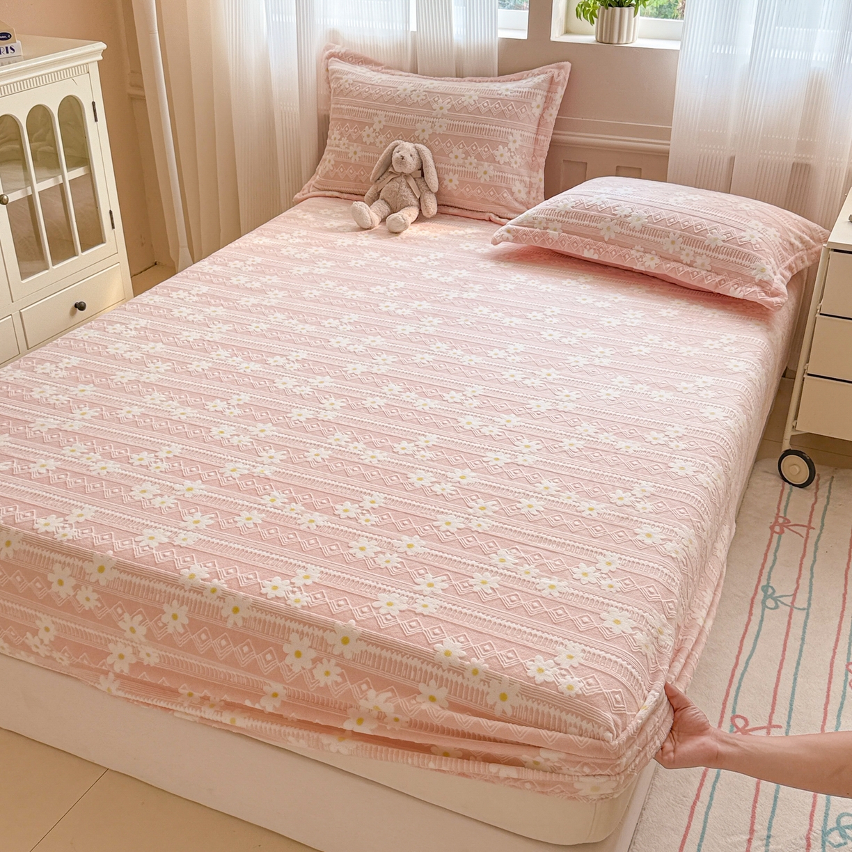 91家纺网 家纺一手货源 找家纺 （总）娜娜 2025新款雕花牛奶绒烂花小翠菊单床笠系列