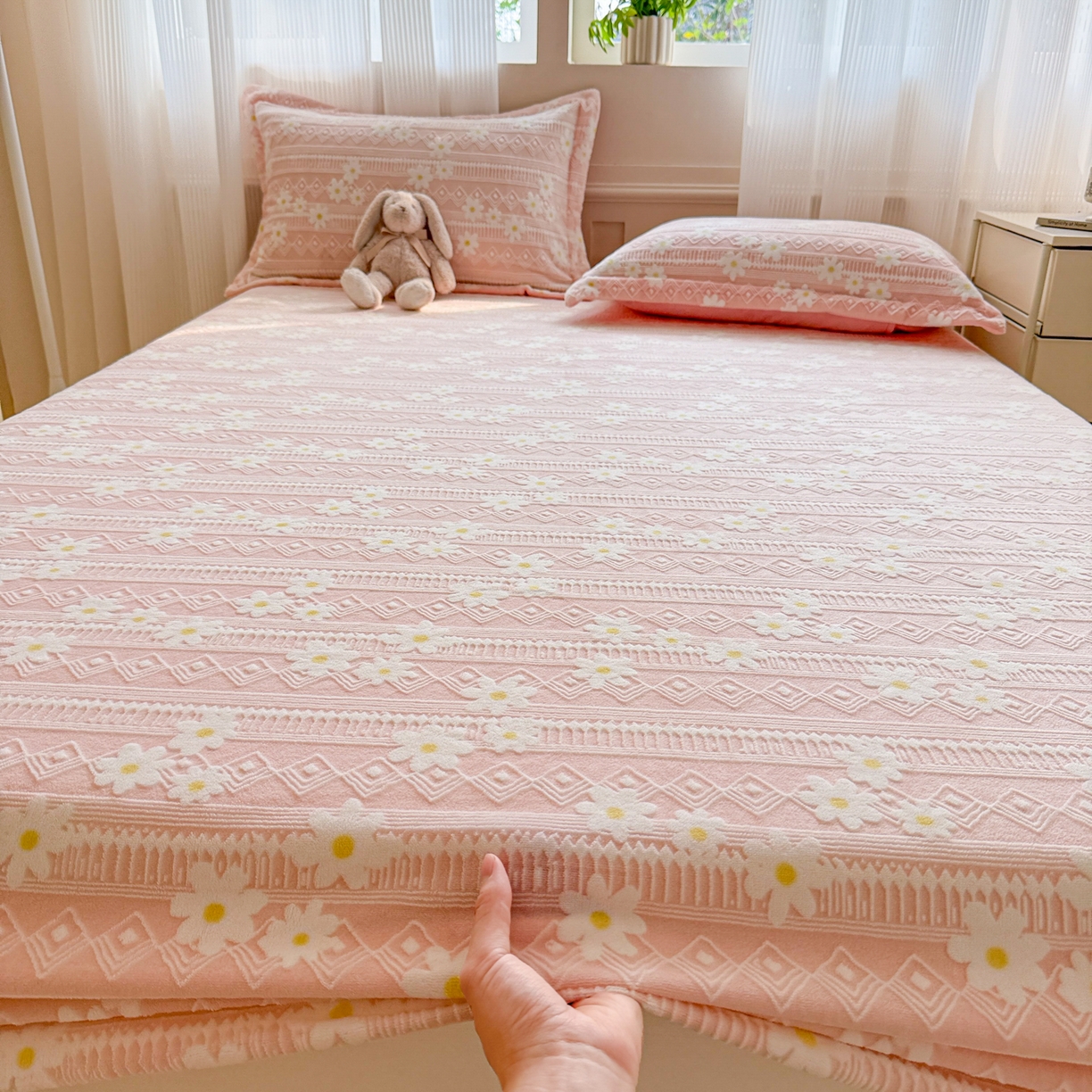 91家纺网 家纺一手货源 找家纺 （总）娜娜 2025新款雕花牛奶绒烂花小翠菊单床笠系列